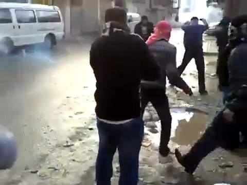 فري برس حلب اعزاز اطلاق غاز مسيل للدموع لتفريق المظاهرة 18 11 2011