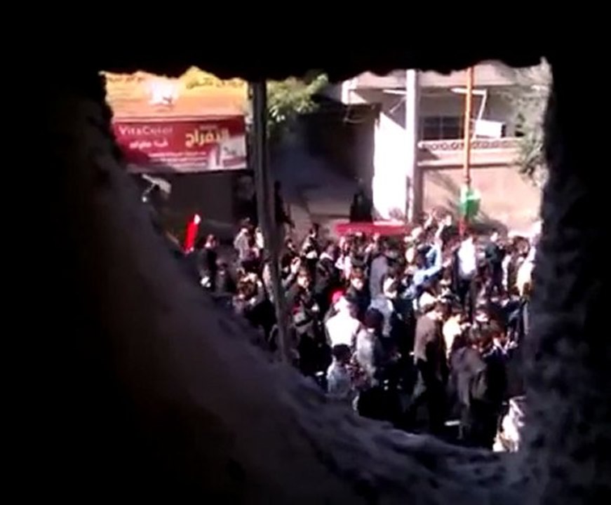 فري برس   دوما مظاهرة من جامع التوحيد على الرغم من انتشار الأمن 18 11 2011