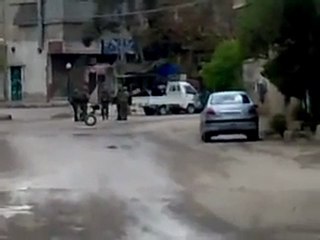 فري برس   الحواجز العسكرية في مداخل حمورية جمعة طرد السفراء 18 11 2011