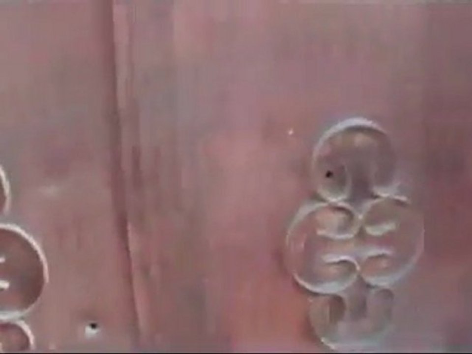 فري برس   اثار قصف الدبابات العشوائي في ريف معرة النعمان الشرقي 20 11 2011 ج1