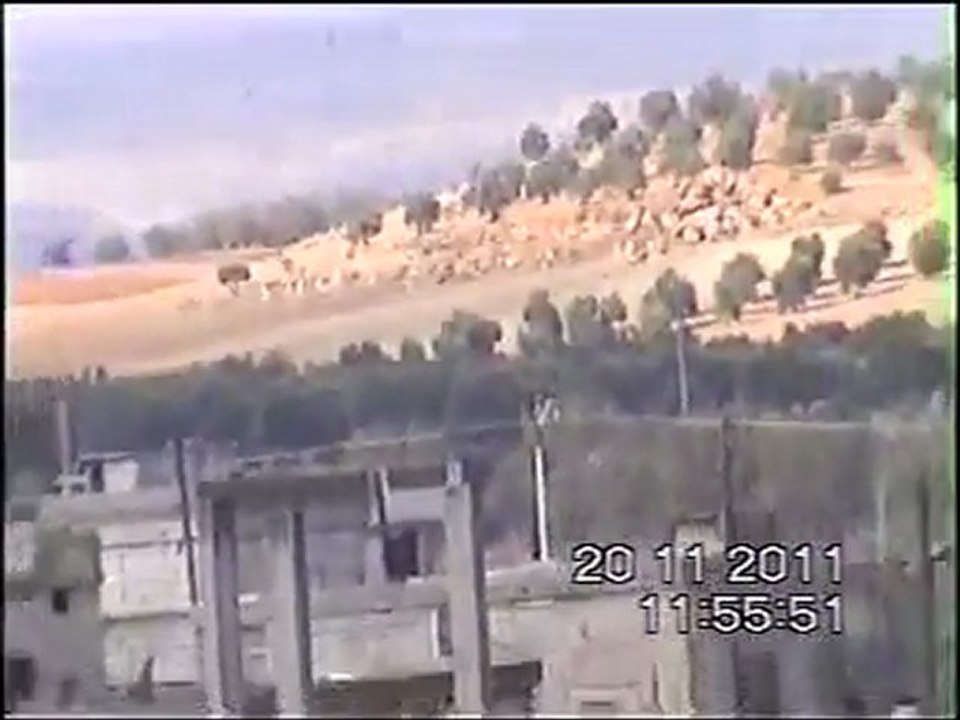 فري برس   ادلب ريف معرة النعمان الشرقي اقتحام الدبابات للريف الشرقي لمعرة النعمان وضرب القذائف على المنازل 20 11 2011 ج2