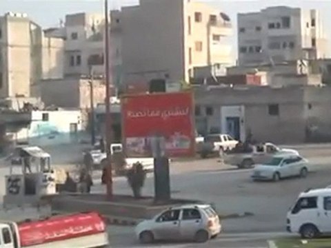 فري برس مدينة ادلب قوات الأمن والشبيحة تعتدي على المواطنين و تسرق الدراجات النارية 22 11 2011