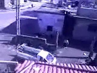 فري برس   الحولة الدبابات السورية أثناء اجتياحها و تطلق النار على أحد الأطفال 22 11 2011