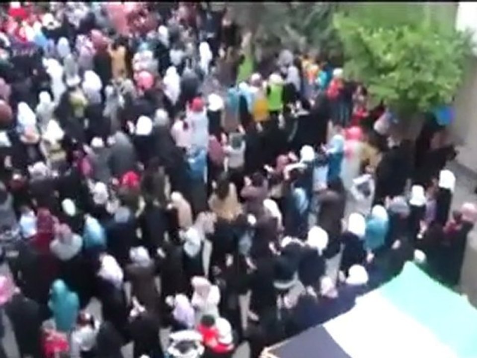 فري برس   حمص المحتلة حرائر الوعر في مظاهرة رائعة نصرة لسوريا الحرية والديمقراطية وأغنية حمص يادار السلامالرائعة 24 11 2011