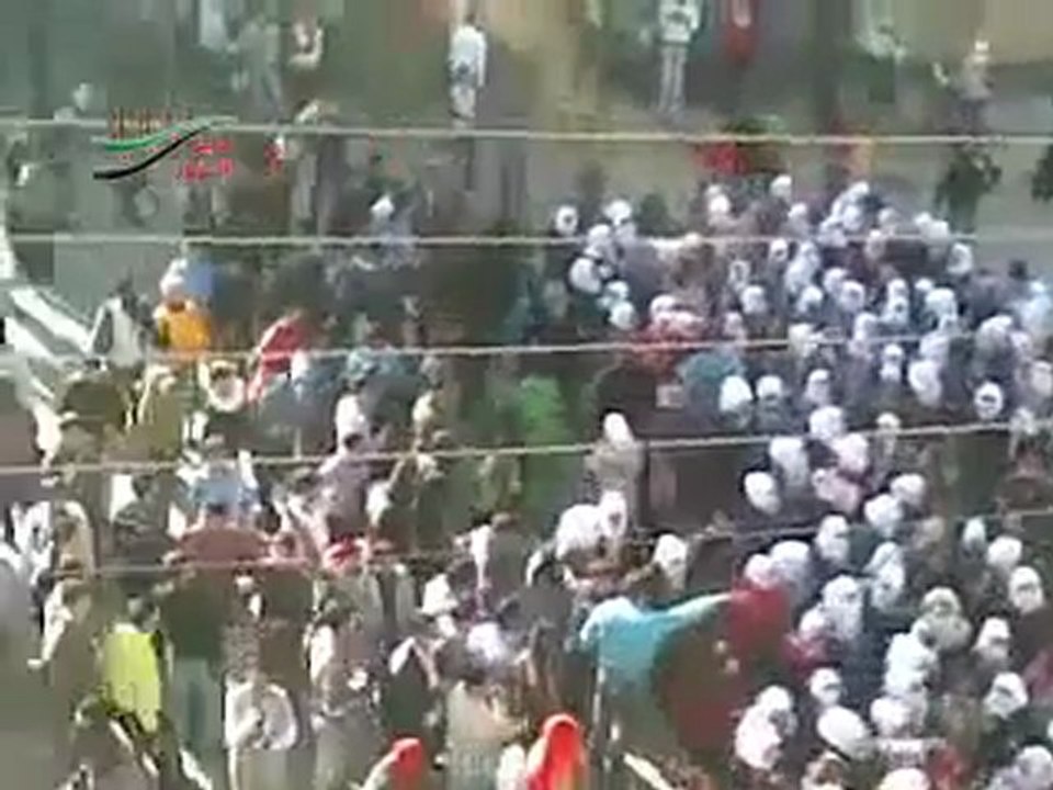 فري برس   ديرالزور مظاهرة طلابية حاشدة لأحرار مدرستي علي ابراهيم والصناعة مع مشاركة حرائر مدرسة البنات الأولى 24 11 2011