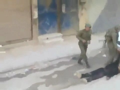 فري برس ريف دمشق حرستا كلاب الامن يسرقون جثة الشهيد 11 10 2011