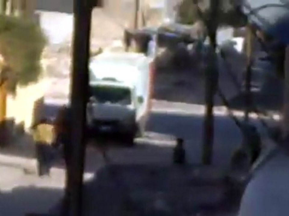 فري برس   حماه جمعة الجيش الحر يحميني دخول باصات الأمن إلى حي الصابوينة والأهالي يردون بالتكبير 25 11 2011