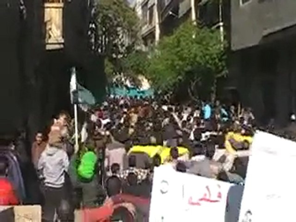 فري برس   حمص باب تدمر جمعة الجيش الحر يحميني يا حمص لا تهتمي بفديكي بروحي ودمي 25 11 2011