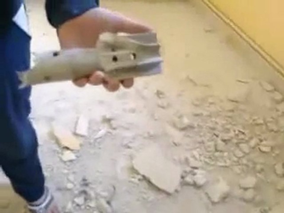 فري برس   حمص قذيفة على احد المنازل الامنة في حمص 26 11 2011