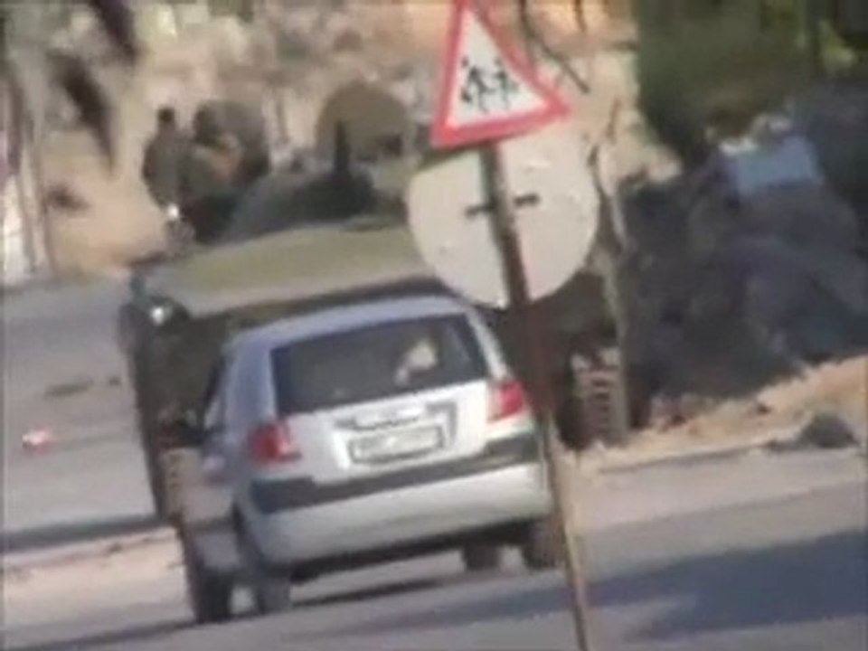 فري برس   حمص باب الدريب تمركز الدبابات وعمليات تفتيش على الحواجز وتكذيب وليد المعلم 29 11 2011