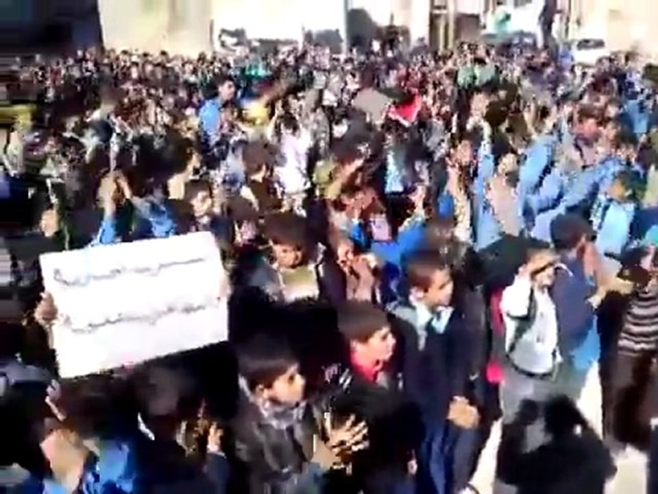 فري برس   ادلب   جبل الزاوية   قرية بليون    مظاهرة طلابية 30 11 2011