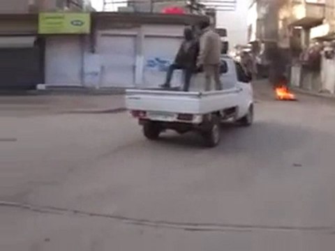 فري برس ريف دمشق الزبداني حرق الإطارات في صباح أحد إضراب الكرامة 11 12 2011 ج1