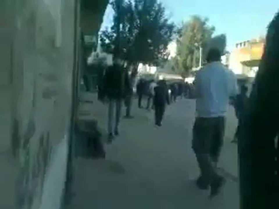 فري برس   محاولة قنص أحد المصورين في معضمية الشام 29 12 2011