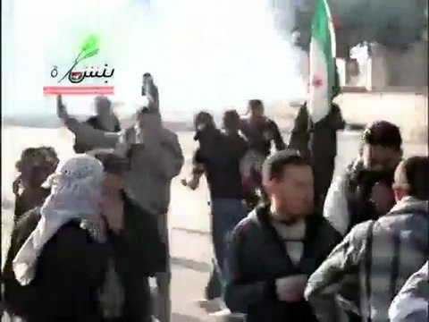 فري برس فديو تفريق المتظاهرين في ادلب جمعة الزحف 30 12 2011
