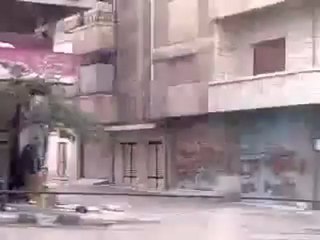 فري برس   حماة شارع العلمين ردا على العربي مظاهر مسلحة في الشارع 2 1 2012