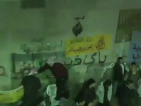 فري برس حماة مسائية الحميدية اهالي الحي يشاهدون البث المباشر 2 1 2012