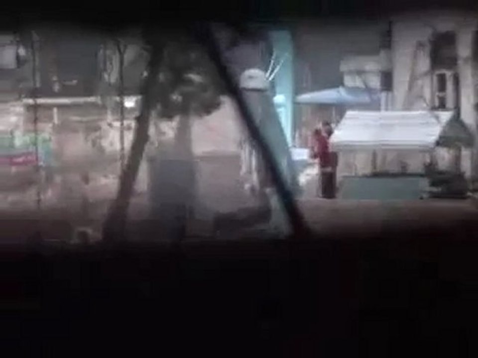 فري برس   حماة عناصر الأمن و الشبيحة على سطح مبنى الحزب القديم 5 1 2012