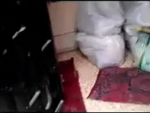 فري برس حمص باب السباع دخول سيارة المساعدات الى الحي ليلا لمساعدة الاهالي رغم الحواجز 22 1 2012