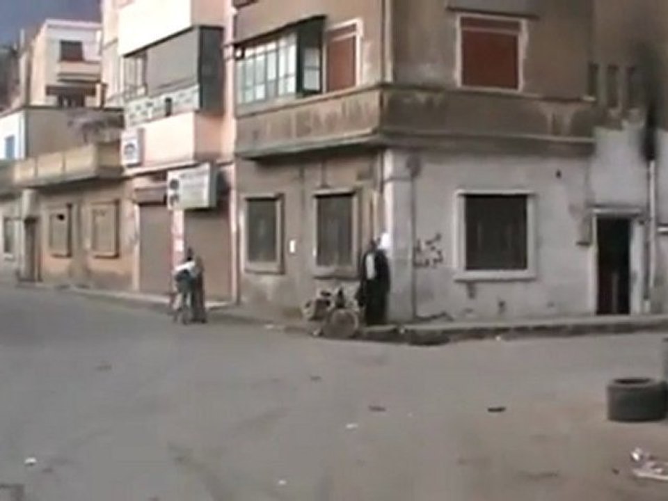 فري برس   حمص قنص كل شيئ يتحرك من قبل حاجز المطاحن 8 12 2011