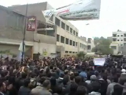 فري برس ريف دمشق زملكا تشييع الشهيد المجند عرفان الكردي الذي قضى على يد عصابات الأسد لرفضه اطلاق النار على المدنين العزل في حماة 8 12 2011 ج1