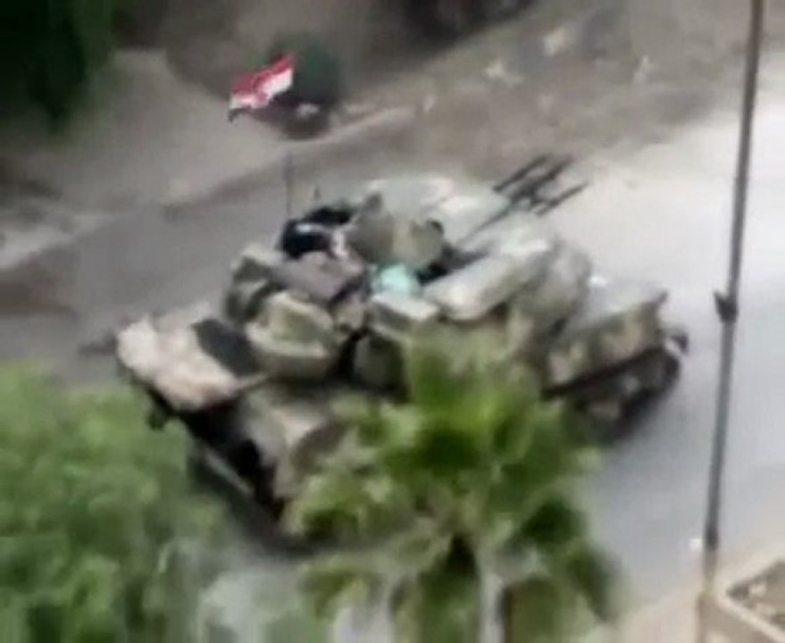 فري برس   مسرب حمص قصف الأبنية المدنية بدبابات الشيلكا وحشود العسكرية بالأسلحة الثقيلة