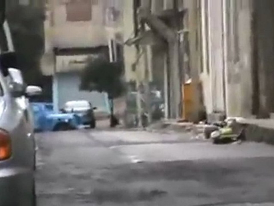 فري برس   حمص جورة الشياح المدرعات تطلق النار على المظاهرة 9 12 2011
