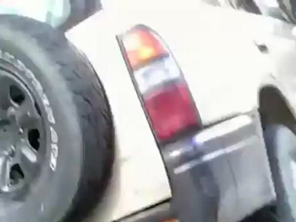 فري برس   اللاذقية   الأمن ينتظر المصلين امام جامع ابي الدرداء 9 12 2011