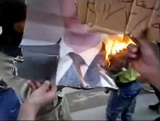 فري برس   إحراق صور المجنون بشار في مظاهره في حي القدم الشريف 9 12 2011