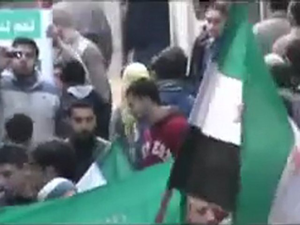 فري برس   حمص باب السباع مظاهرة راااائعة ثورة ثورة سوريا وشبيحة بشار تطلق النار على المتظاهرين 9 12 2011