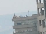 فري برس   قناصين النظام على مبنا سكني قرب دوار الجب 10 12 2011