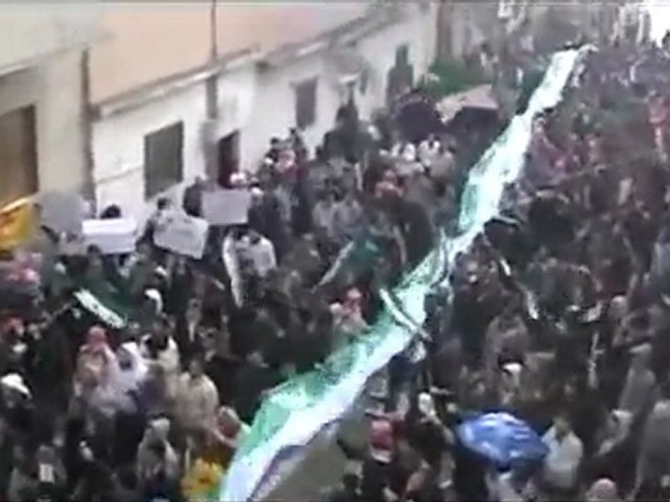 فري برس حماة حي الحميدية مظاهرة ررائعة يتخللها اطلاق نار