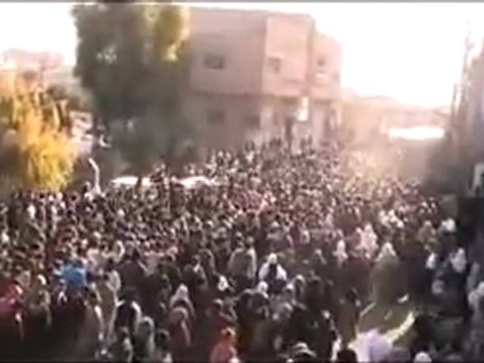 فري برس   موكب مهيب في تشيع الشهيد سامر شرف الدين مدينة ضمير 11 12 2011