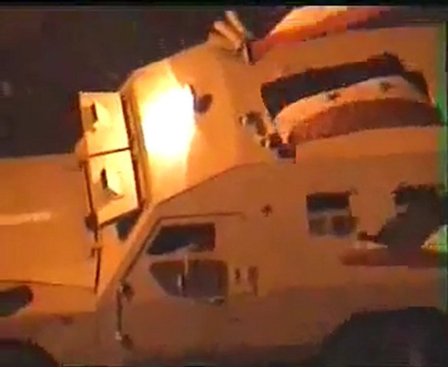 فري برس   حمص حي الملعب واحد رمضان الامن واطلاق نار من البنادق الالية والروسيات على المنازل وشتم نساء واهل الحي 1 8 2011