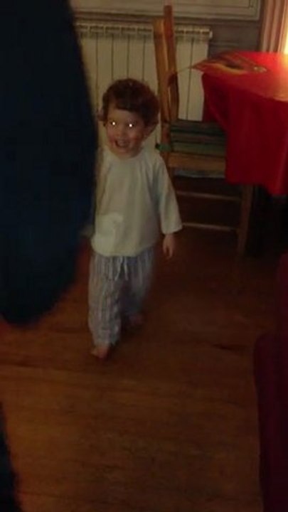 sacha joue au balon