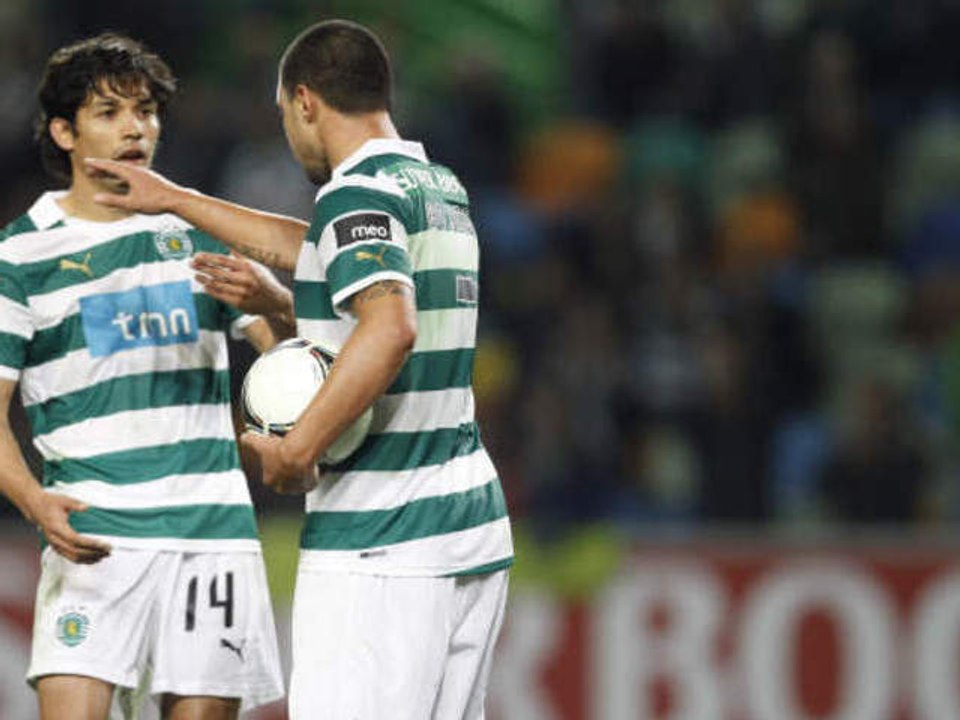 Il empêche son coéquipier de tirer un penalty, et le loupe !