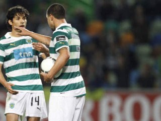 Il empêche son coéquipier de tirer un penalty, et le loupe !