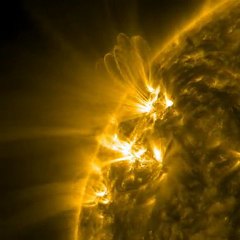 Boucle magnétique au-dessus du Soleil