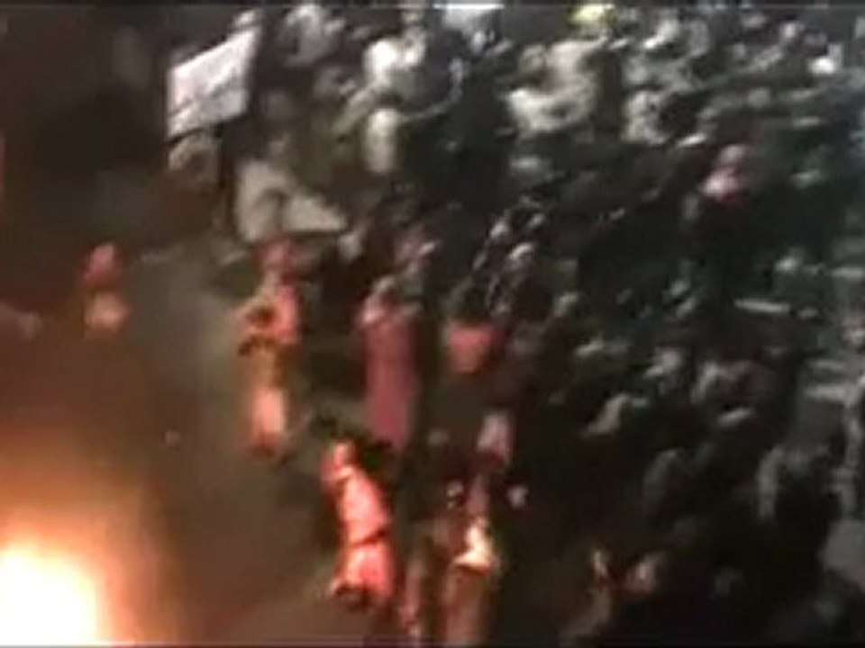 فري برس   حمص الحولة مظاهرة مسائية تكتب بالنار  نحن نريد حرية13 12 2011