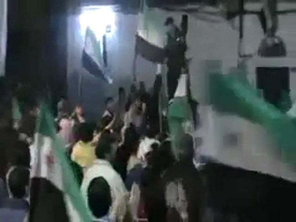فري برس   حمص باب السباع مظاهرة مسائية رااااائعة شباب الثورة تقسم بالله العظيم لن تتر اجع حتى اسقاط النظام 15 12 2011