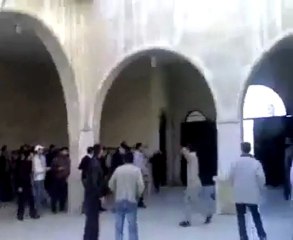 فري برس   حماة اطلاق النار على المتظاهرين داخل المسجد  16 12 2011