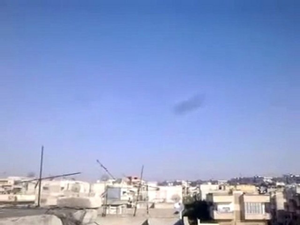 فري برس   حماة اصوات اطلاق النار في حي طريق حلب 16 12 2011