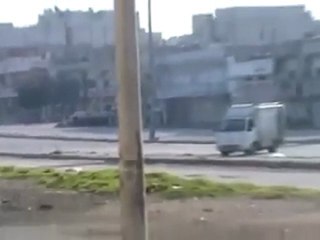 فري برس   سيارة الشهداء الثلاثة والحاجز مهم جدا حمص ديربعلبة 16 12 2011