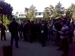 فري برس   هتافات طلاب الجامعة اللبنانية طرابلس 16 12 2011