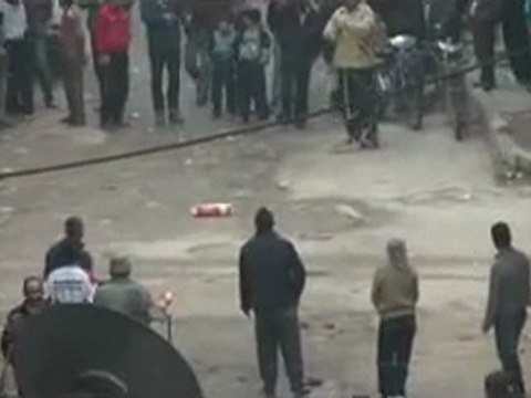 فري برس حمص البياضة قوات الاحتلال تمنع المارة من عبورالشوارع بإطلاق النار 18 12 2011