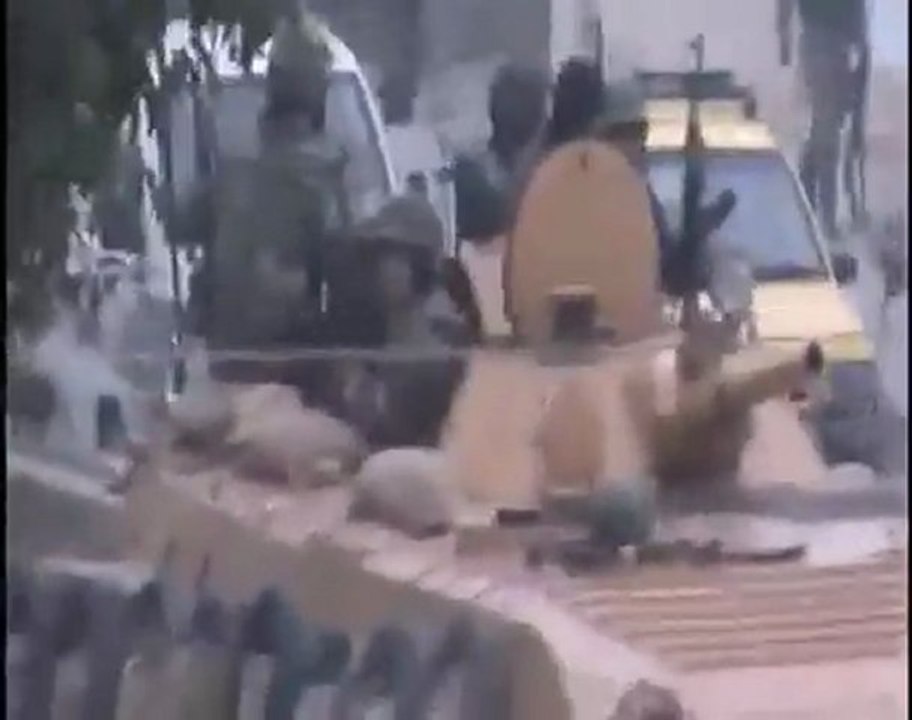 فري برس   دمشق سقبا   اقتحام دبابات فشار للمدينة 18 12 2011