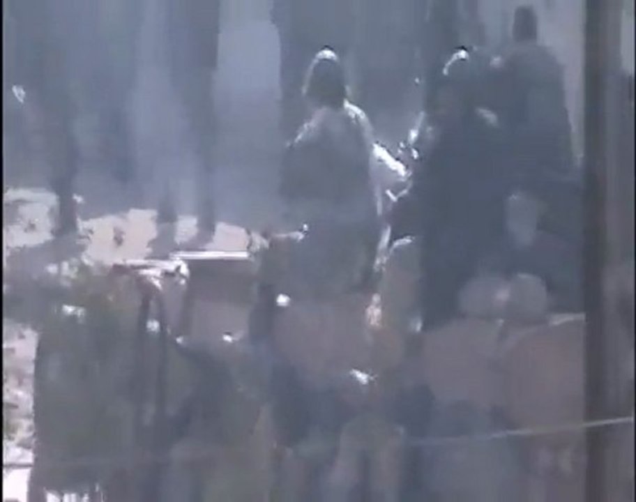 فري برس   ريف دمشق  سقبا اقتحام دبابات الأسد للمدينة 18 12 2011