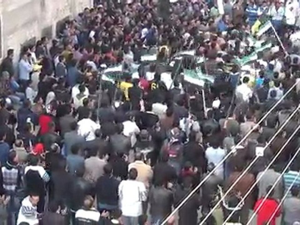 فري برس   مظاهرة حاشدة بعد تشييع الشهيد محمد عبد المولى القداح 17 12 2011