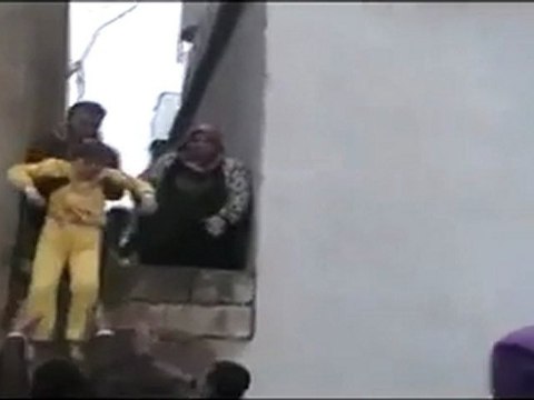 فري برس حمص الحولة إجلاء السكان من المنازل التي قصفت بالمدفعية