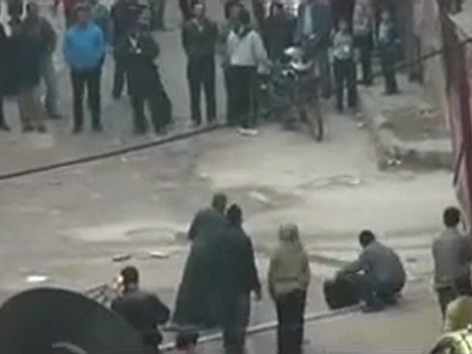 فري برس   حمص البياضة قوات الاحتلال تمنع المارة من عبورالشوارع بإطلاق النار 18 12 2011 ج1