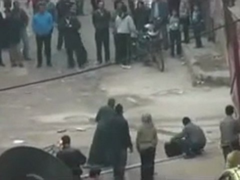 فري برس حمص البياضة قوات الاحتلال تمنع المارة من عبورالشوارع بإطلاق النار 18 12 2011 ج1